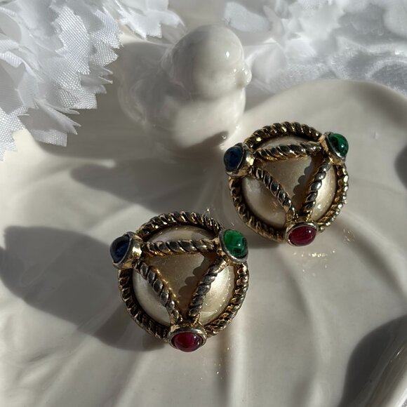 CAROLEE FAUX PEARL CABACHON CLIP EARRINGS - Picture 1 of 8